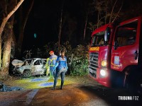 Duas pessoas morrem carbonizadas após veículo colidir contra uma arvore em Santa Terezinha de Itaipu