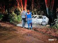 Duas pessoas morrem carbonizadas após veículo colidir contra uma arvore em Santa Terezinha de Itaipu