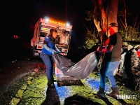 Duas pessoas morrem carbonizadas após veículo colidir contra uma arvore em Santa Terezinha de Itaipu