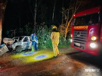 Duas pessoas morrem carbonizadas após veículo colidir contra uma arvore em Santa Terezinha de Itaipu