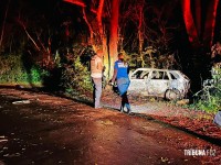 Duas pessoas morrem carbonizadas após veículo colidir contra uma arvore em Santa Terezinha de Itaipu