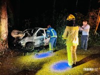 Duas pessoas morrem carbonizadas após veículo colidir contra uma arvore em Santa Terezinha de Itaipu