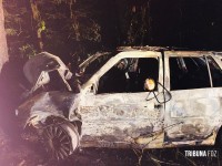 Duas pessoas morrem carbonizadas após veículo colidir contra uma arvore em Santa Terezinha de Itaipu