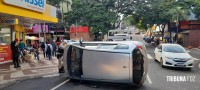 Condutora perde o controle e tomba o veículo na Av. Brasil em Foz do Iguaçu