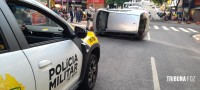 Condutora perde o controle e tomba o veículo na Av. Brasil em Foz do Iguaçu