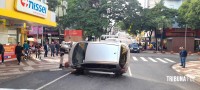 Condutora perde o controle e tomba o veículo na Av. Brasil em Foz do Iguaçu