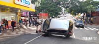 Condutora perde o controle e tomba o veículo na Av. Brasil em Foz do Iguaçu