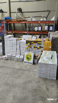BPFRON e Polícia Federal apreendem caminhão carregado com mercadorias contrabandeadas em Santo Antônio do Sudoeste