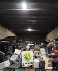 BPFRON e Polícia Federal apreendem caminhão carregado com mercadorias contrabandeadas em Santo Antônio do Sudoeste