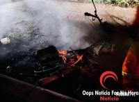 De volta do serviço, trabalhador assiste sem poder fazer nada enquanto sua motocicleta é consumida pelas chamas e até virar cinzas