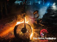 De volta do serviço, trabalhador assiste sem poder fazer nada enquanto sua motocicleta é consumida pelas chamas e até virar cinzas