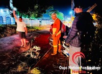 De volta do serviço, trabalhador assiste sem poder fazer nada enquanto sua motocicleta é consumida pelas chamas e até virar cinzas