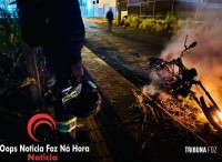 De volta do serviço, trabalhador assiste sem poder fazer nada enquanto sua motocicleta é consumida pelas chamas e até virar cinzas