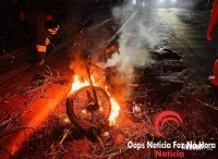 De volta do serviço, trabalhador assiste sem poder fazer nada enquanto sua motocicleta é consumida pelas chamas e até virar cinzas