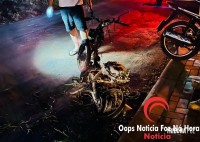 De volta do serviço, trabalhador assiste sem poder fazer nada enquanto sua motocicleta é consumida pelas chamas e até virar cinzas