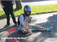 Motociclista fica ferido após atropelar cachorro e colidir contra carro na região da Vila A