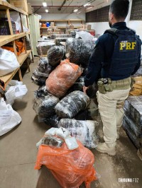 PRF recupera veículo roubado carregado com drogas e prende traficante após buscas na BR-277, em Céu Azul
