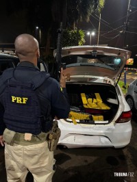 PRF apreende 123 quilos de maconha e cerca de 3 mil maços de cigarros em menos de 10 minutos na BR-277, em Santa Terezinha de Itaipu