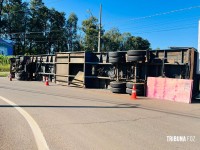 Carreta carregada com bolachas tomba na marginal da BR-277 em Foz do Iguaçu