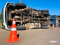 Carreta carregada com bolachas tomba na marginal da BR-277 em Foz do Iguaçu