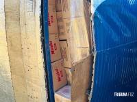 Carreta carregada com bolachas tomba na marginal da BR-277 em Foz do Iguaçu