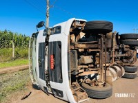 Carreta carregada com bolachas tomba na marginal da BR-277 em Foz do Iguaçu