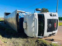 Carreta carregada com bolachas tomba na marginal da BR-277 em Foz do Iguaçu