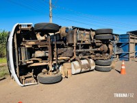 Carreta carregada com bolachas tomba na marginal da BR-277 em Foz do Iguaçu