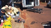 Motociclista é socorrido pelo Siate após colisão entre duas motos no Porto Meira em Foz do Iguaçu