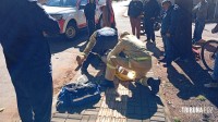 Motociclista é socorrido pelo Siate após colisão entre duas motos no Porto Meira em Foz do Iguaçu
