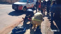 Motociclista é socorrido pelo Siate após colisão entre duas motos no Porto Meira em Foz do Iguaçu