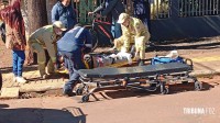 Motociclista é socorrido pelo Siate após colisão entre duas motos no Porto Meira em Foz do Iguaçu
