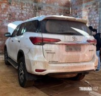 A polícia Argentina apreendeu duas caminhonetes roubadas no Brasil escondidas perto da fronteira