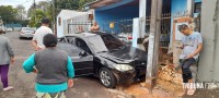 Bombeiros são mobilizados após condutor colidir contra poste no Profilurb I em Foz do Iguaçu