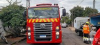 Bombeiros são mobilizados após condutor colidir contra poste no Profilurb I em Foz do Iguaçu