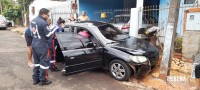 Bombeiros são mobilizados após condutor colidir contra poste no Profilurb I em Foz do Iguaçu