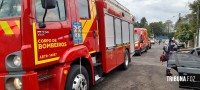 Bombeiros são mobilizados após condutor colidir contra poste no Profilurb I em Foz do Iguaçu