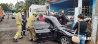 Bombeiros são mobilizados após condutor colidir contra poste no Profilurb I em Foz do Iguaçu