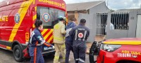 Bombeiros são mobilizados após condutor colidir contra poste no Profilurb I em Foz do Iguaçu