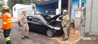 Bombeiros são mobilizados após condutor colidir contra poste no Profilurb I em Foz do Iguaçu