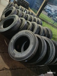 PF e PM desarticulam dois depósitos clandestinos de pneus contrabandeados em Foz do Iguaçu