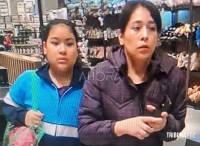 Câmeras de segurança de shopping flagraram duas mulheres furtando pertences de carrinhos de compras em Ciudad Del Este