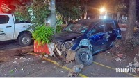 Jovem de 18 anos embriagado bate em prédio durante a madrugada em Ciudad Del Este