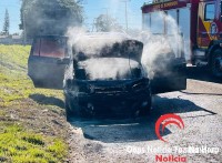 Carro é destruído por incêndio no Bairro Parque Pilar Campestre