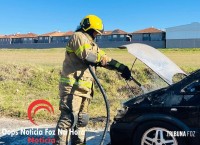 Carro é destruído por incêndio no Bairro Parque Pilar Campestre