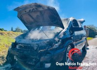 Carro é destruído por incêndio no Bairro Parque Pilar Campestre