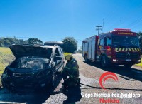 Carro é destruído por incêndio no Bairro Parque Pilar Campestre