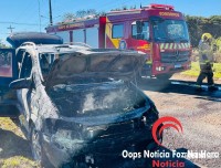 Carro é destruído por incêndio no Bairro Parque Pilar Campestre
