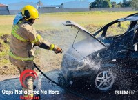 Carro é destruído por incêndio no Bairro Parque Pilar Campestre