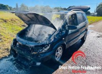 Carro é destruído por incêndio no Bairro Parque Pilar Campestre
